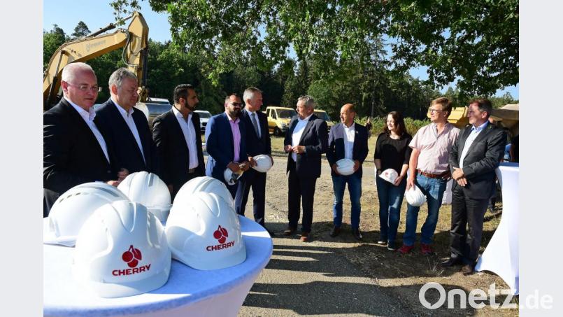 Beim Spatenstich zum Neubau der Cherry-Konzernzentrale im neuen Industriegebiet Saaß (von links): Rolf Unterberger (Cherry-CEO), Landrat Richard Reisinger,die Investoren Ilhan und Gökhan Altincik, Landtagsabgeordneter Harald Schwartz (CSU), Bürgermeister Joachim Neuß, Cherry-Betriebsratsvorsitzender Reinhard Leipold, Sabrina Feige (IG Metall), Generalunternehmer Dieter Hofmann und Cherry-CFO Bernd Wagner Bild: Petra Hartl