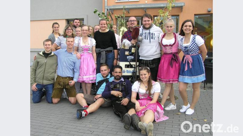 Gemeinsam mit den Kirchweihburschen und -mädchen des Sportvereins Neusorg feierten die Bewohner des Senioren-Servicehauses Kirchweih. Auch die Betreuer gesellten sich auf ein Erinnerungsfoto. Bild: öt