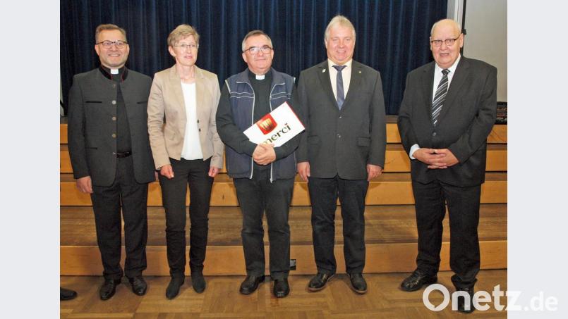 Beim Empfang im Theatersaal des Bildungshauses stellten sich Dekan Markus Brunner, Pfarrgemeinderatssprecherin Agnes Graf, Pfarrer Pater Slawomir Niemczewski, Bürgermeister Markus Müller und Klosterdirektor Ulrich Schrapp (von links) dem Fotografen. Bild: sön