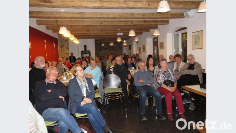 Viele Gäste haben sich auf den Weg gemacht, um Annelee Woodstroms außergewöhnliche Lebensgeschichte im Mehrgenerationenhaus zu hören und die Autorin persönlich kennenzulernen. Bild: ubb