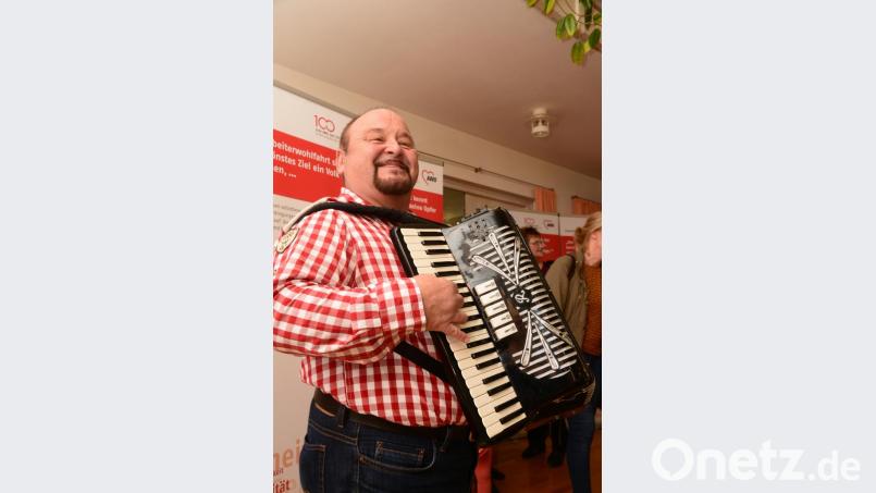 Norbert Fiedler sorgt für die Unterhaltung und reimt auch spontan einen musikalischen Glückwunsch zum AWO-Geburtstag. Bild: bey