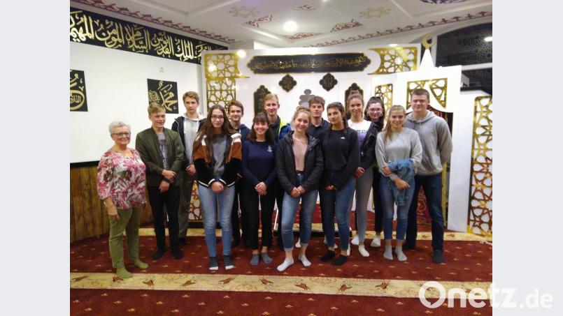 Interessiert nahmen die Oberstufenschüler aus dem HCA-Gymnasium in Sulzbach-Rosenberg mit Oberstudienrätin Marianne Moosburger (links) an der Moscheeführung in Amberg teil. Bild: mma