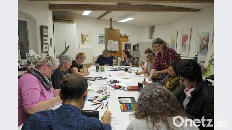 Waltraud Müller (stehend) leitete den Kurs „Handlettering“. Bild: jzk