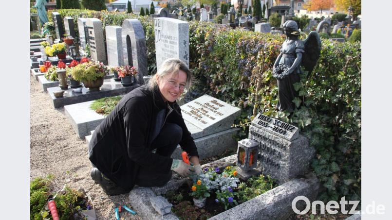Gärtnermeisterin Tanja Götz hat sich intensiv mit Grabbepflanzung und Grabpflege auseinandergesetzt. Für sie ist ein Grab wie ein kleiner Garten, bei dessen Bepflanzung – gerade zu Allerheiligen – ein paar Regeln beachtet werden müssen. Bild: Adele Schütz
