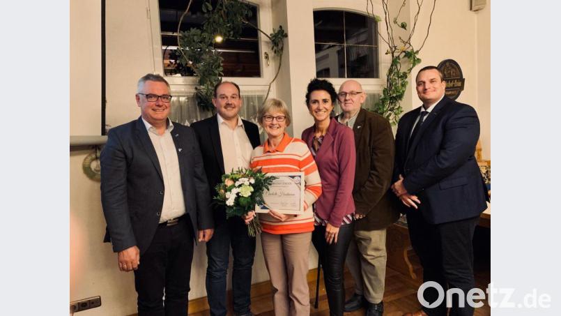 Man könnte sie aufgrund ihres unermüdlichen Einsatzes und ihrer Ideen auch als &quot;Motor des Gewerberings&quot; bezeichnen. Grund genug für die Verantwortlichen, Charlotte Hautmann (Dritte von links) zur Ehrenvorsitzenden zu ernennen. Glückwünsche überbringen Bezirksvorsitzender Benno Schießlbauer, Gewerberingvorsitzender Martin Pepiuk, zweite Vorsitzende Tanja Hochholzer, Bezirksgeschäftsführer André Jantzi und Vizepräsident Christian Volkmer (von links). Bild: mng