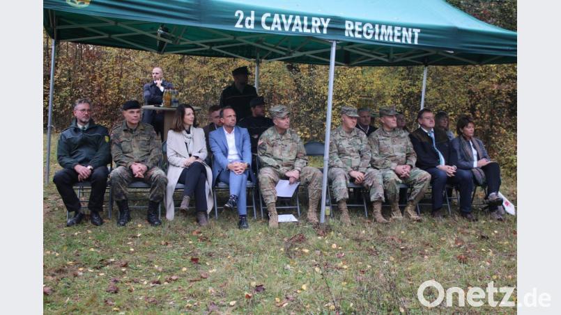 Brigadegeneral Hartmut Renk (2. von links), Generalkonsulin Meghan Gregonis, Umweltminister Thorsten Glauber, Brigadegeneral Christopher Norrie und Garnissonskommandeur Adam Boyd wohnten der Ehrung bei. Bild: sne