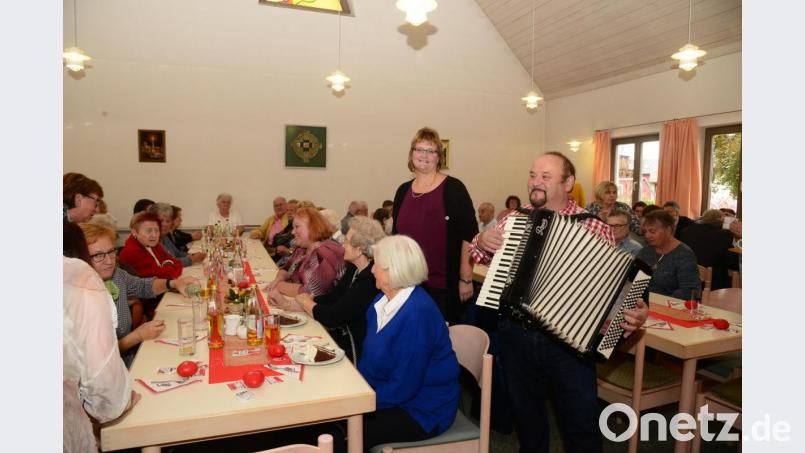 AWO-Vorsitzende Petra Schmidt freut sich über den ausgezeichneten Besuch zum 100jährigen Jubiläum der Arbeiterwohlfahrt. Bild: bey