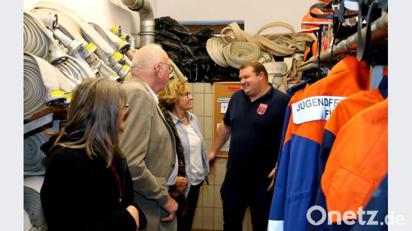 Der Kommandant zeigt Interessierten, wo es im alten Feuerwehrgerätehaus Probleme gibt. Bild: mef