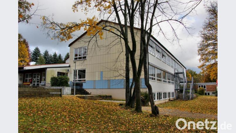Die Sanierung oder ein Abriss des in die Jahre gekommenen Schulhauses in Neukirchen mit anschließendem Neubau stellen den Schulverband sowie die Gemeinden Neukirchen und Etzelwang vor schwierige Entscheidungen. Bild: ds