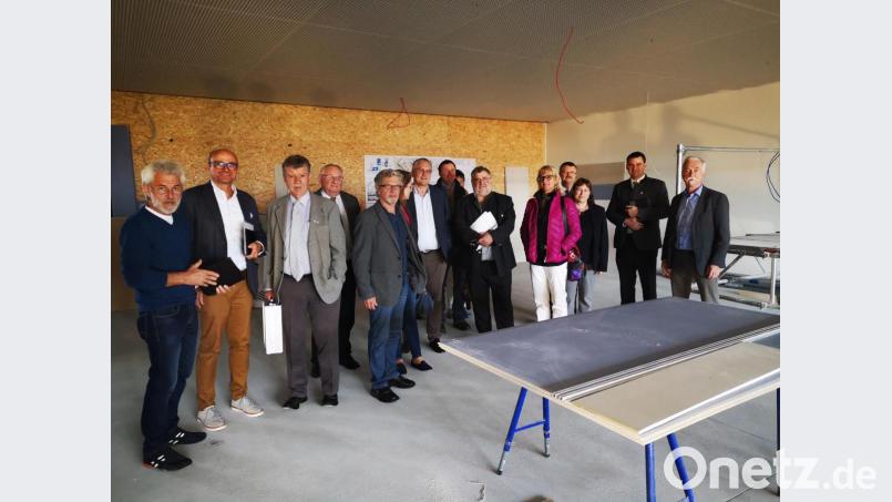Der Schulausschuss des Kreistags tagte in Burglengenfeld und ließ sich durch die Baustelle der Realschule am Kreuzberg führen. Bild: Thomas Dobler