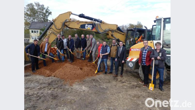 Stadtrat Marcus Gradl, Tiefbauplaner Michael Wagner, die Projektleiter Michael Feit und Heiko Kellner (von links) sowie Bürgermeister und Stadträte machen symbolisch den ersten Spatenstich für das neue Baugebiet "Esperngasse Ost". Bild: rn