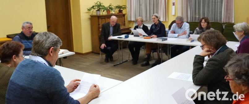 Dekan Alfons Kaufmann (links) und das Pfarrerehepaar Ruth und Norbert Schlinke (Mitte) begrüßten die interessierten Gemeindeglieder beim ökumenischen Bibelabend im Pfarrheim. Bild: weu