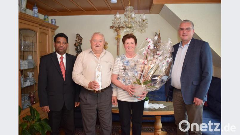 Christine und Franz Paulus aus Pfreimd konnten das Fest der Goldenen Hochzeit feiern. Zum Ehejubiläum gratulierten Pater Georg Parampilthadathil und Bürgermeister Richard Tischller. Bild: bnr