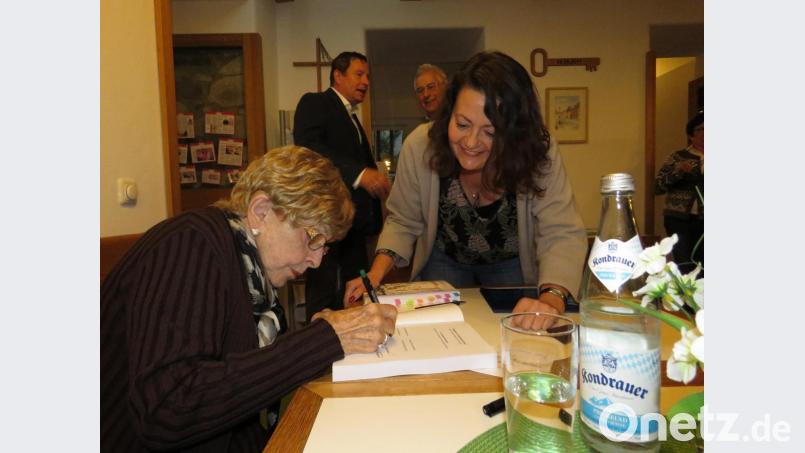 Immer wieder wurde Annelee Woodstrom, wie hier von Nicole Schuller, um das Signieren ihres Buches gebeten. Bild: ubb