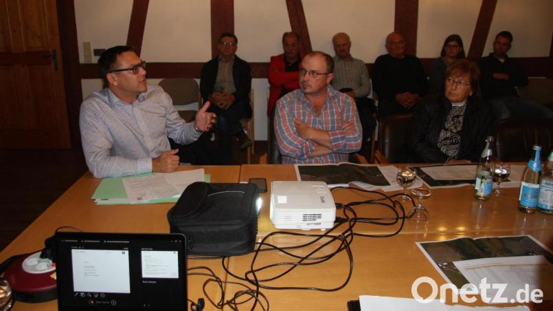 In der Marktratssitzung erklärte Erik Bergner (links), Sachgebietsleiter am Amt für Ländliche Entwicklung, dass die Probleme Wegeneubau und die Sanierung der Hammermühl-Zufahrt nur durch gemeinsame Gespräche lösbar seien. Bild: wro