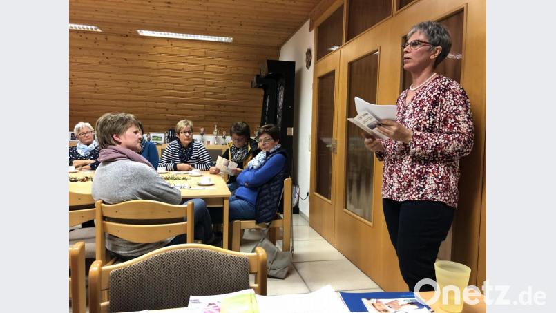 Claudia Burger (rechts) vom Hospizverein Schwandorf hielt beim Frauenbund Schwarzach-Altfalter einen berührenden Vortrag über die Hospizarbeit. Bild: exb
