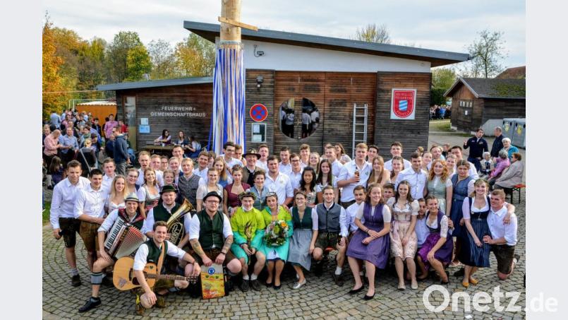 die Kirwapaare nach dem Austanzen, mit dem neuen Oberkirwapaar, Martina Hecht und Johannes Falk. Bild: fdl