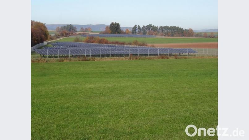 Im Anschluss an diese bestehende Photovoltaikanlage sollen entlang der Bahnlinie Speichersdorf–Weiden östlich von Plössen zwei weitere Anlagen entstehen. Der Investor steht in den Startlöchern. Bild: ak