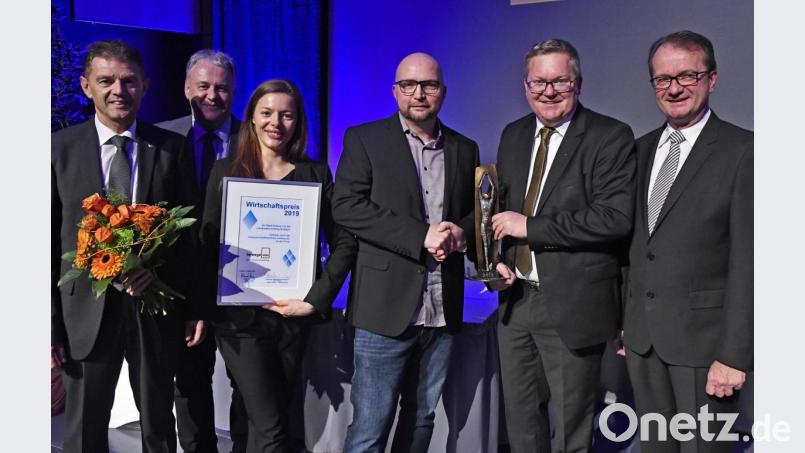 Die beiden Inhaber der in Amberg ansässigen bewegewas GmbH, Christian Hubmann (Vierter von links) und seine Lebenspartnerin Stefanie Fleischmann (links daneben), wurden mit dem Wirtschaftspreis der Stadt und des Landkreises 2019 ausgezeichnet. Überreicht wurde er ihnen im voll besetzten ACC von (von links) VR-Vorstand Andreas Reindl, Landrat Richard Reisinger Oberbürgermeister Michael Cerny (Zweiter von rechts) und dem Vorstand der Volksbank- Raiffeisenbank (VR), Dieter Paintner (rechts). Bild: Petra Hartl