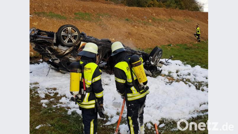 Brand nach Überschlag auf der A3 bei Laaber im Kreis Regensburg. Bild: Alexander Auer