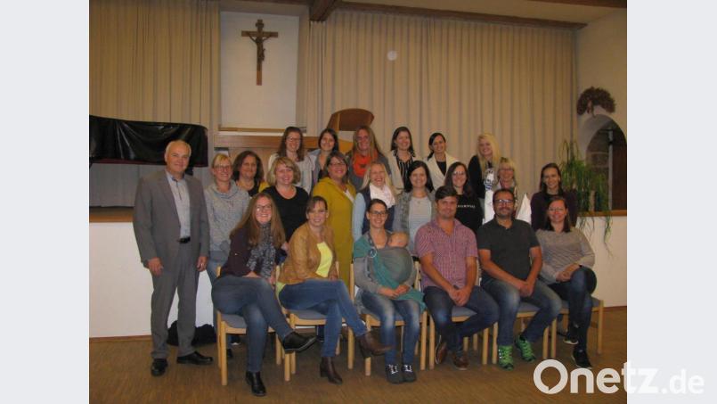 Bürgermeister Günter Kopp (links) und das Kindergartenpersonal gratulierten den neuen Elternbeiratsmitgliedern zur Wahl. Bild: exb