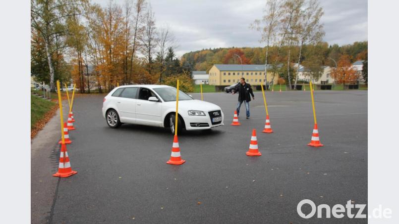 Vom Wenden in drei Zügen auf engem Raum (Foto) bis hin zum Bremsmanöver auf nasser Fahrbahn. Mit einer Vielzahl an Verkehrssituationen wurden die Teilnehmer beim Fahrsicherheitstraining der Gebietsverkehrswacht konfrontiert. Bild: frd