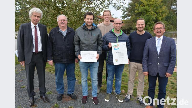 Die fünf Männer aus Boxdorf und Bürgermeister Hans Donko (rechts) freuten sich über den Gewinn von 1000 Euro und den zweiten Preis auf Kreisebene. Dazu gratulierte Landrat Wolfgang Lippert (links). Bild: jr