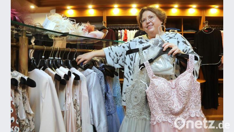 Renate Weidacher-Herzig präsentiert Kleider für Abschluss- und Abibälle. Bild: Wolfgang Steinbacher
