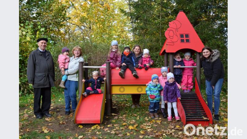 Die neue Spielburg im Garten der Kinderkrippe ist aufgebaut und spielbereit. Darüber freuen sich Pfarrer Josef Most und das Kinderkrippen-Team mit Martha Sier, Birgit Hanauer und Sophie Binder (von links) und natürlich die Kinder. Bild: gi