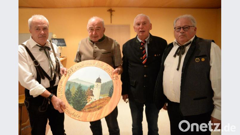 Matthias Wenkmann als Gewinner der Scheibe ist nicht vor Ort. Dafür überreichen Schützenmeister Hans Wenkmann (links) und sein Stellvertreter Josef Hirsch zusammen mit Heinrich Fraunholz (von rechts) die Scheibe an seinen Vater Winfried Wenkmann. Bild: Andreas Brückmann