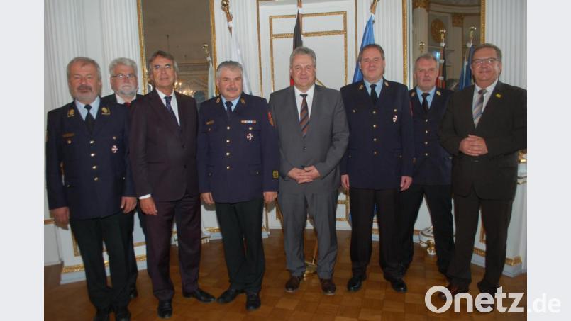 Philipp Seegerer (Dritter von rechts) und Hans Sperber (Vierter von links) nahmen das Steckkreuz aus den Händen von Regierungspräsident Axel Bartelt (Dritter von links) entgegen. Vertreter aus Feuerwehr und Politik gratulierten. Bild: gib