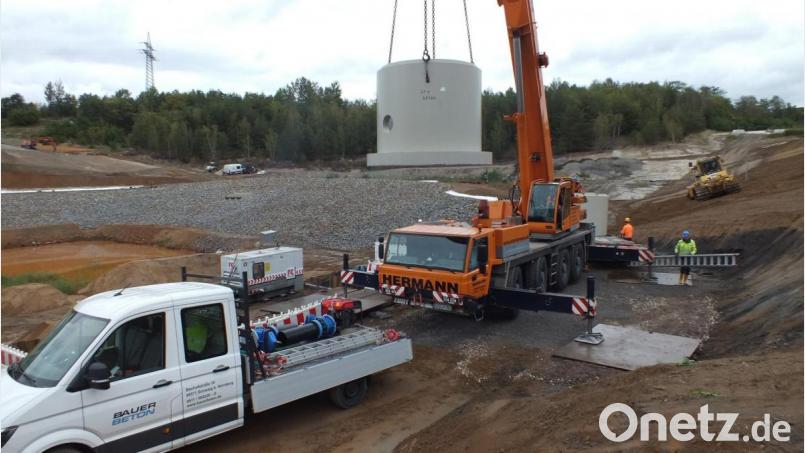 Große Autokräne hoben die Pumpen und Schachtringe in die vorbereiteten Gruben am Sickerwassersammelbecken.. Bild: exb/Kiver