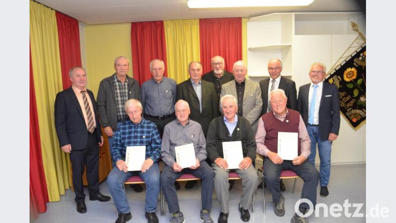 Georg Baier (sitzend, Zweiter von links) war der Gründungsvorsitzende. Alfred Wulfänger (rechts) übernahm von ihm 1999 das Amt und steht bis heute an der Vereinsspitze. Bild: fz