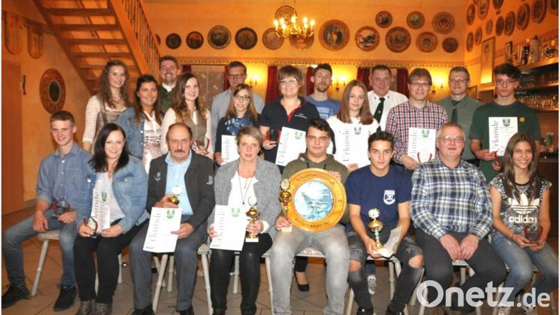 Die Marktmeisterscheibe gewinnt Alexander Winderl (Mitte), die Einzelwertung bei den Herren Hans Schönberger, bei den Damen Hedwig Haberl (Dritter und Vierte von links) bei der Jugend Lucas Nößner (Dritter von rechts). Für die CSU als Sieger bei den Mannschaften nimmt Robert Eichhorn (Zweiter von rechts) die Ehrung entgegen. Bild: es