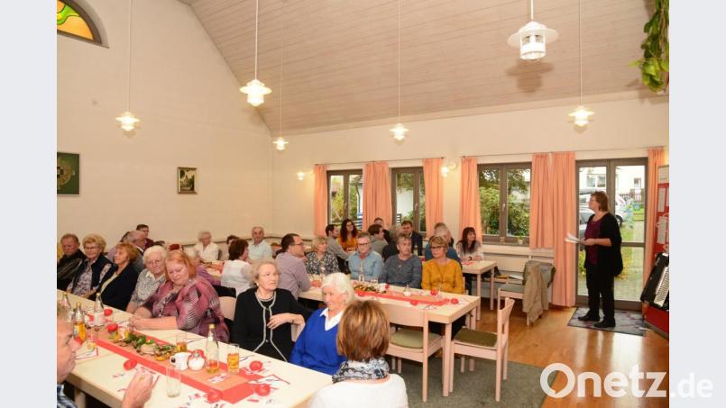 AWO-Vorsitzende Petra Schmidt (rechts) freut sich über den ausgezeichneten Besuch bei der Feier zum 100-jährigen Jubiläum der Arbeiterwohlfahrt. Bild: bey