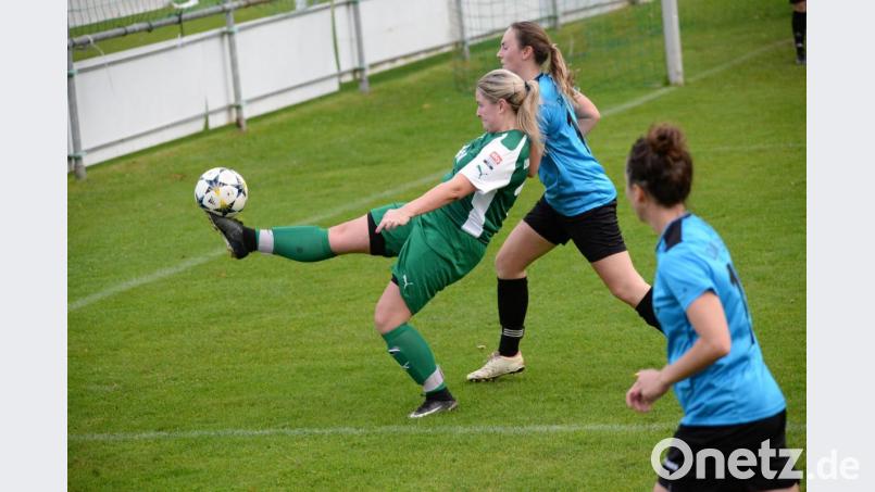 Sabrina Bornholdt (links) im Duell mit Lena Schmid. Am Ende musste sich Gebenbach der DJK Ensdorf mit 2:3 geschlagen geben. Bild: Andreas Brückmann