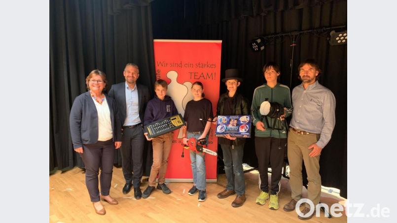 Spendenübergabe des Fördervereins der Lobkowitz-Realschule Neustadt an die Schüler-AG „Die Zauberer vom Felixberg“ . Bild: exb/Lobkowitz Realschule Neustadt