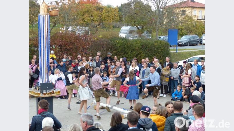 Nicht nur tänzerisch mussten die Kirwapaare einiges drauf haben, auch Fitness war gefragt. Bild: hme