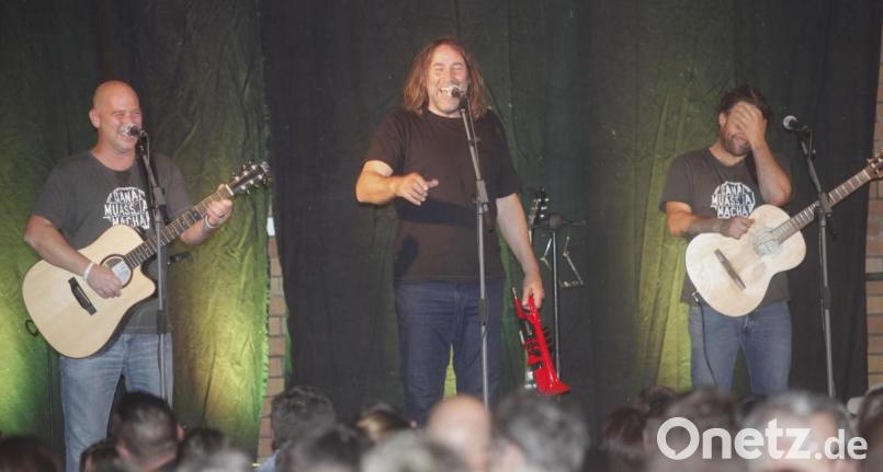 Michi Dietmayer, Roland Hefter und Steff Keller (von links) traten bei der Kulturnacht in Steinberg am See mit ihrem Programm "Oana muass ja macha" auf. Bild: Hirsch
