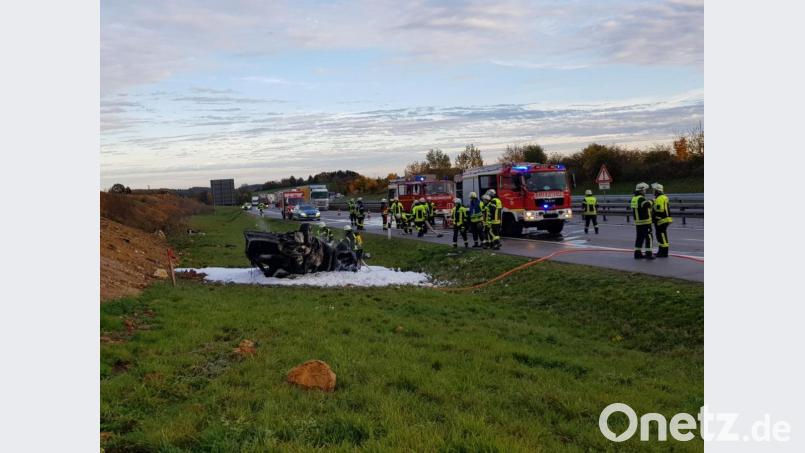 Die Einsatzkräfte löschten das Wrack mit Löschschaum - doch der Brand war nur vermeintlich endgültig unter Kontrolle. Bild: Alexander Auer