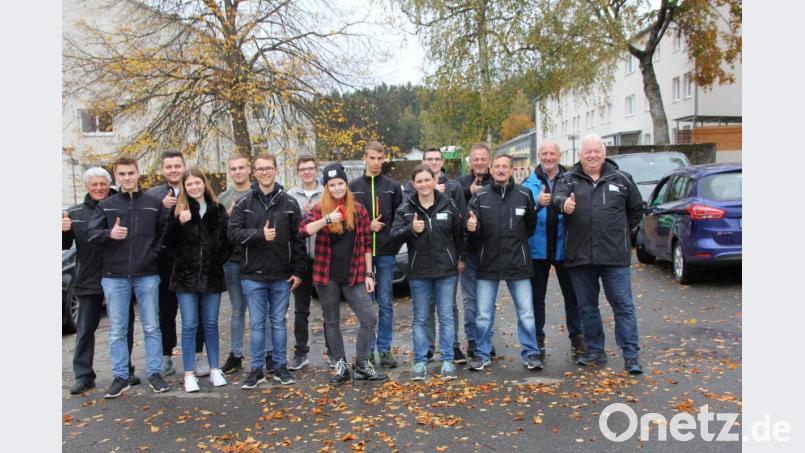 Verkehrswacht-Vorsitzender Rudolf Leibl (rechts) und sein Team leiteten die zehn jungen Autofahrer beim Kurs &quot;Könner durch Erfahrung&quot; an. Sie haben damit den Grundstein für unfallfreies Fahren gelegt. Bild: frd