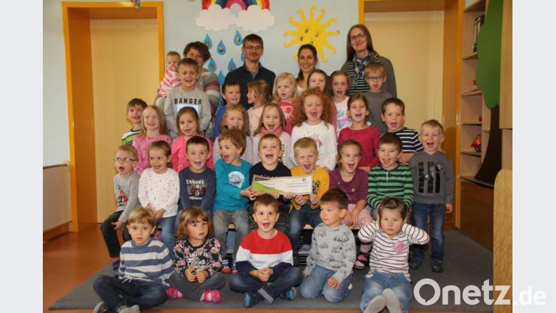 Die Kinder bedankten sich für die Spende so lautstark, dass sich die Kleine (rechts unten) die Oh-ren zuhalten musste. Hinten von links: Elternbeiratsmitglied Michaela Glaser, Kirchenpfleger Mar-kus Fuchs, Kindergartenleiterin Christian Zwack und Pfarrgemeinderatsmitglied Christa Fuchs. Bild: frd Bild: frd