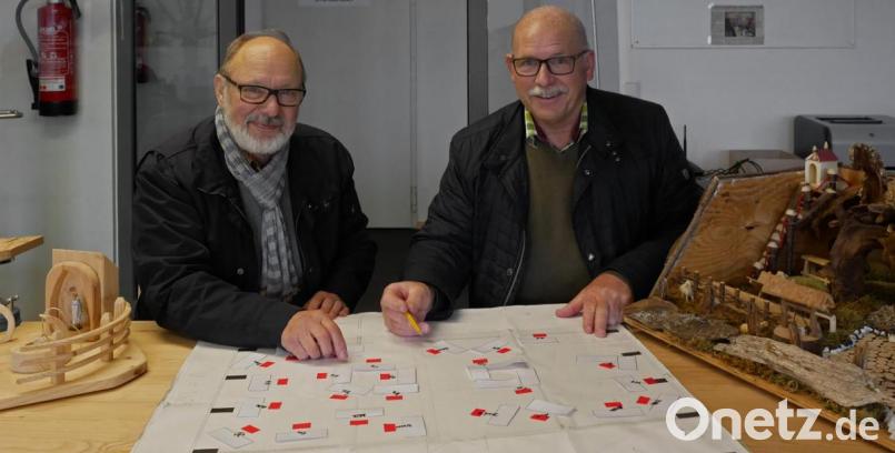 Rainer Gottas und Peter F. Dotzauer (von links) sind seit einiger Zeit fest am Planen, um eine ansprechende Ausstellung präsentieren zu können. Bild: tr