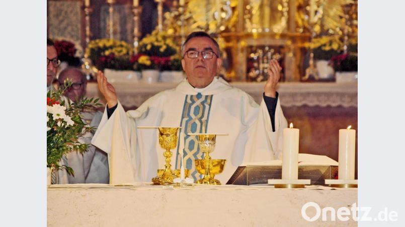 Nach dem Friedensgruß durch Dekan Brunner übernahm Pfarrer Pater Slawomir Niemczewski die Leitung des Festgottesdienstes. Bild: sön