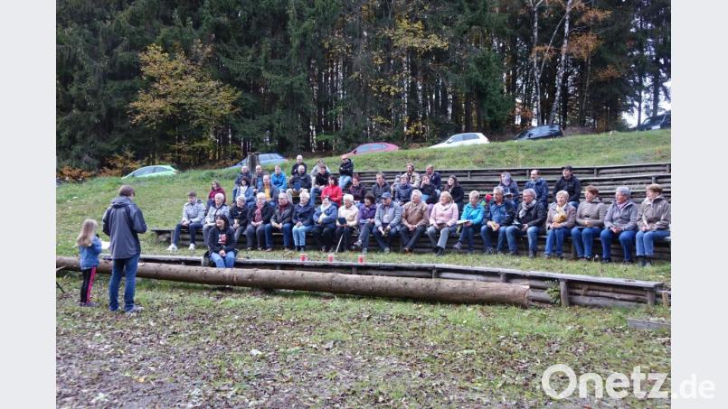 Gemeindeassistent Christian Glaser (links) feierte am Eulenberg die Dankandacht mit Mitgliedern des Paschervereins. Bild: mmj