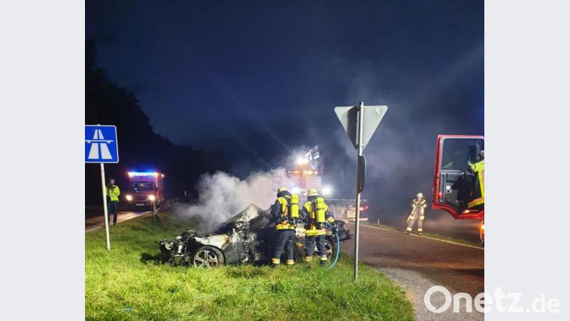 Auf der A3 bei Laaber im Kreis Regenburg kam ein Auto von der Fahrbahn ab und überschlug sich. Als der Abschleppdienst das Wrack wegfährt, beginnt es erneut zu qualmen - es kommt zu einem Folgeeinsatz. Bild: Alexander Auer