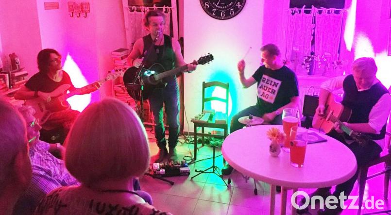 Die österreichische Combo „Reinauer AG“ sorgt im Flosser Brauhaus für beste Stimmung. Bild: lst