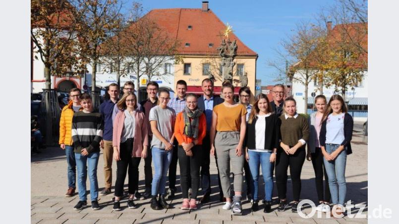 Die Mitglieder des Jugendrates (von links): Harald Rosner, Robert Fischer, Nico Wiesend, Simon Mehler, Leni Richtmann, Lukas Eckert, Lena Spann, Lukas Üblacker, Isabella Rosner, Sport- und Jugendbeauftragter Hubert Rosner, Lena Mayerhöfer, Simon Haberkorn, Lea Klarner, Bürgermeister Franz Stahl, Laura Bitterer, Verena Müller und Julia Burkhard. Bild: Jugendrat Tirschenreuth/exb