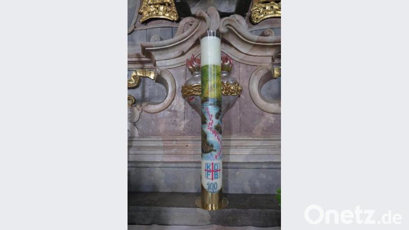 Die gestiftete Frauenbundkerze steht vor dem Seitenaltar der schmerzdurchbohrten Muttergottes. Bild: jzk