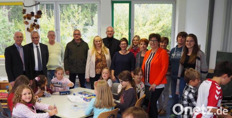 Vor Ort informierten sich die Bürgermeister des Schulverbandes bei Schulleiter Alexander Köstler sowie dem Betreuungspersonal der gfi über das Angebot des offenen Ganztags an der Fichtelnaabtal-Grundschule und besprachen gemeinsam weitere Säulen der geplanten Umbaumaßnahmen. Bild: jpl